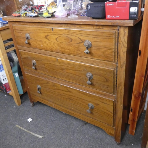 65 - A vintage chest of drawers.