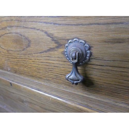 65 - A vintage chest of drawers.