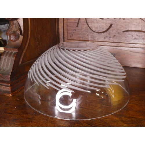 681 - A decorative glass fruit bowl.