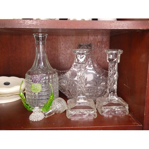 691 - An assortment of various glassware.