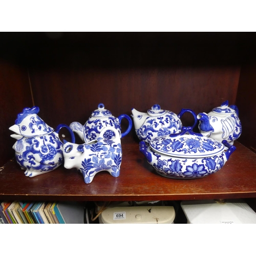 692 - An assortment of decorative ceramics.