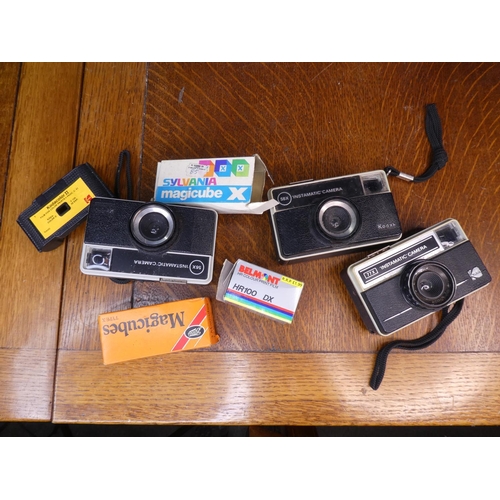 95 - A collection of vintage/ retro cameras.