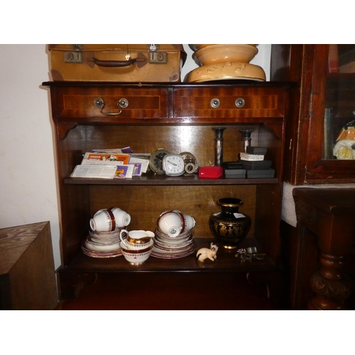 120 - A decorative wooden bookcase with 2 drawers.