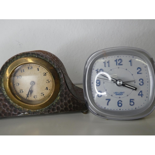 129 - A collection of 4 vintage clocks.