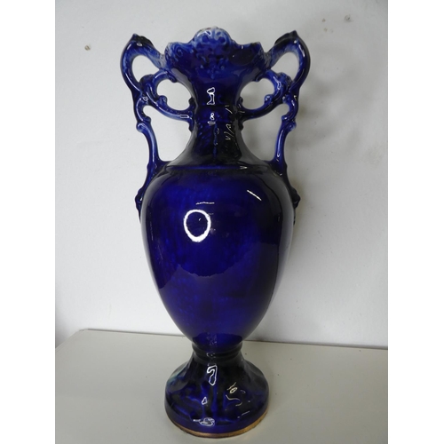 189 - A large decorative antique vase.