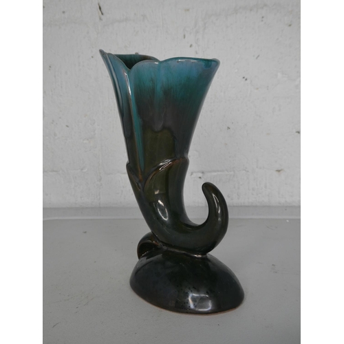 285 - A vintage Blue Mountain Pottery vase.