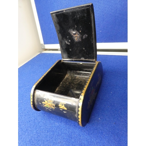 84 - A vintage 'tank' trinket box with Oriental design.