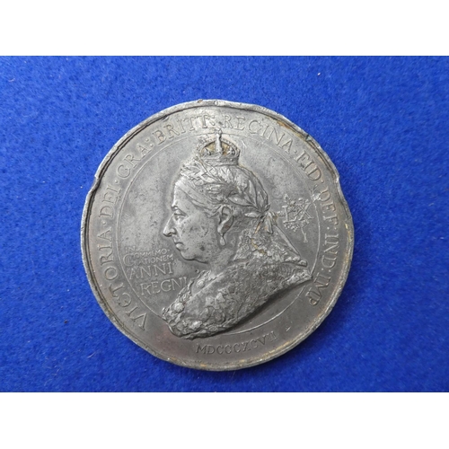 91 - An antique commemorative medal produced for Queen Victoria's Diamond Jubilee, designed by Frank Bowc... 