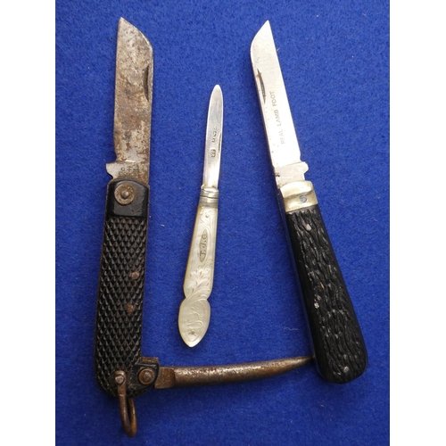 95 - A collection of 3 pocket knives to include a WW1 era knife, A mother of pearl fruit knife with sterl... 