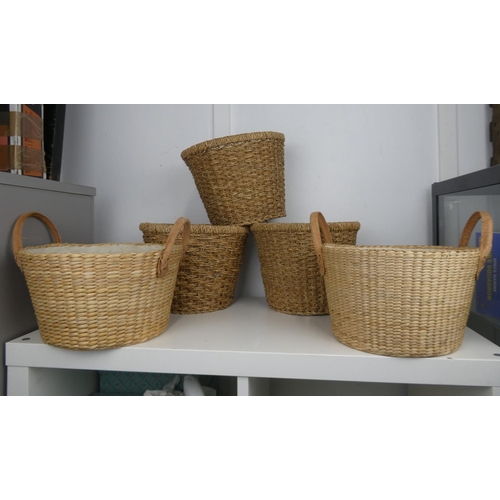 635 - An assortment of wicker baskets.