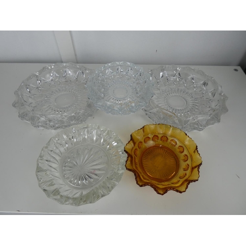 709 - An assortment of decorative glass dishes.