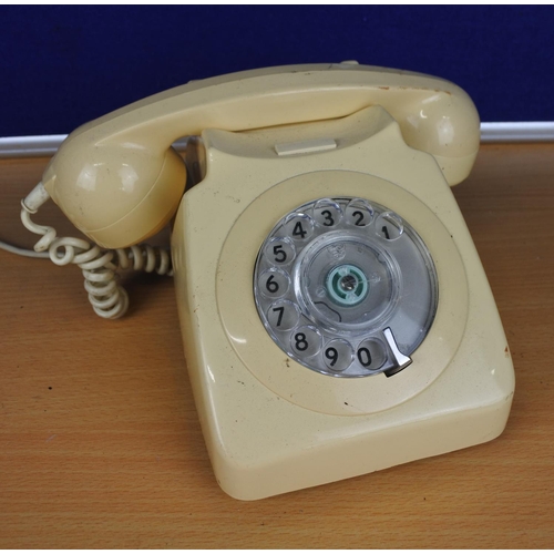 1105 - A vintage Rotary Dial telephone.