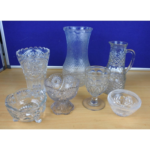 1106 - An assortment of vintage glassware.