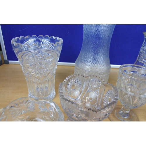 1106 - An assortment of vintage glassware.