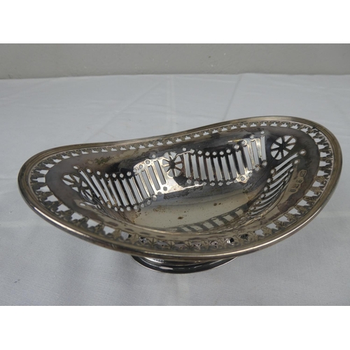 69 - A fully hallmarked trinket/bon bon dish.