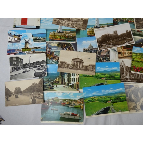 80 - A collection of vintage postcards.