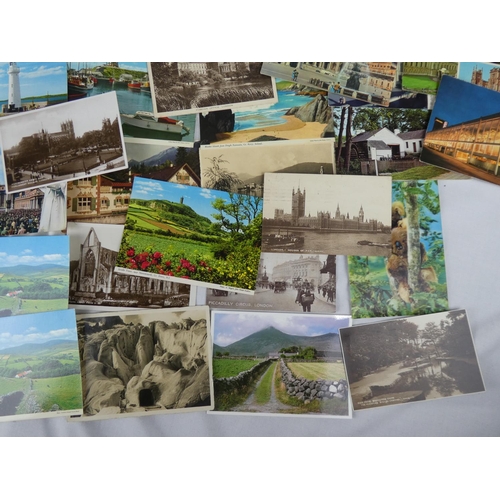 80 - A collection of vintage postcards.