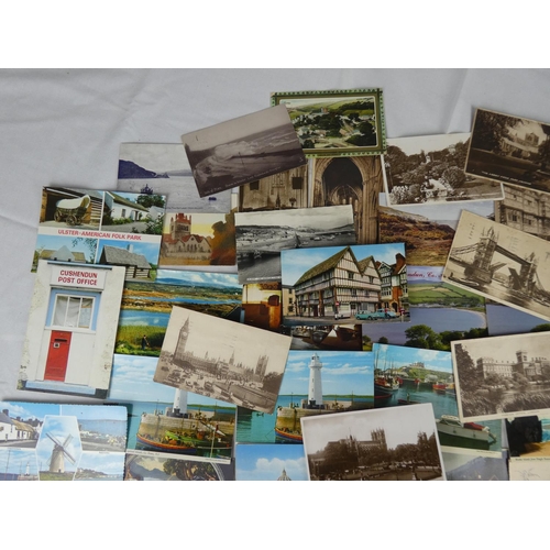 80 - A collection of vintage postcards.