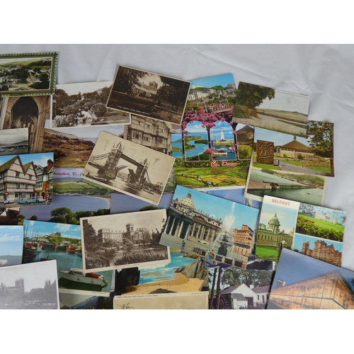 80 - A collection of vintage postcards.