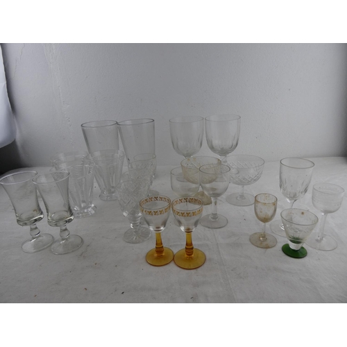 190 - An assortment of vintage glassware.