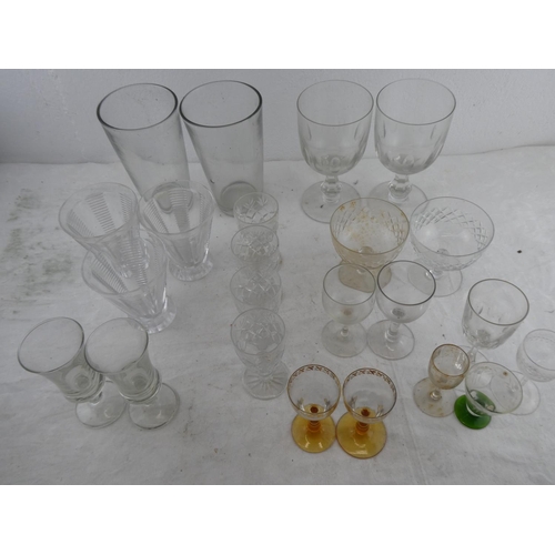 190 - An assortment of vintage glassware.