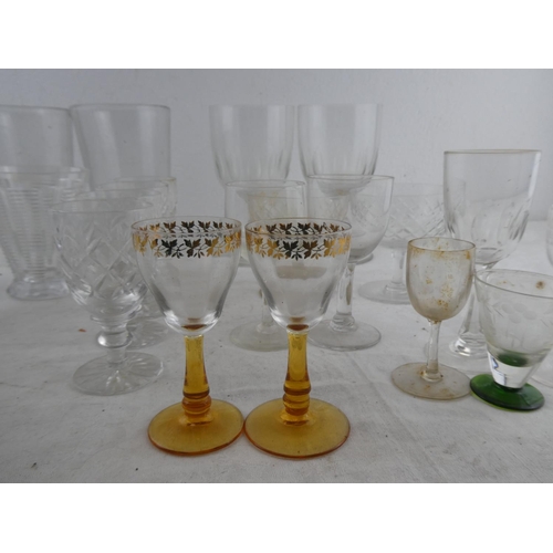 190 - An assortment of vintage glassware.