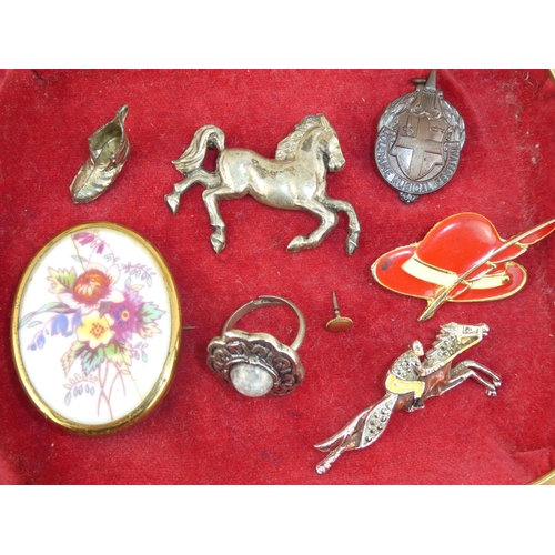 199 - An assortment of costume jewellery.