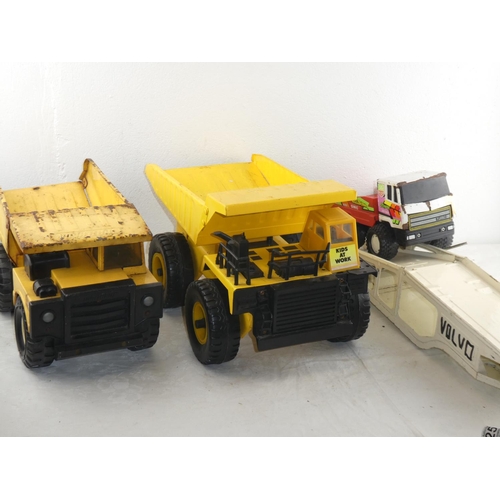 225 - A vintage Matchbox dumper truck and more.