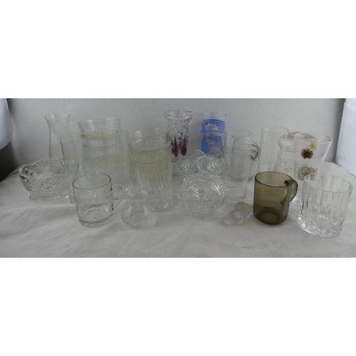 266 - An assortment of glassware.