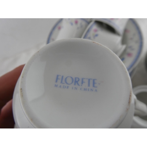 274 - A large 'Florete' dinner service.