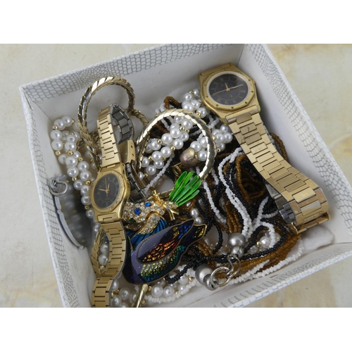 173 - An assorted lot of vintage jewellery to include ladies and gents Sunlord Quartz wrist watches.