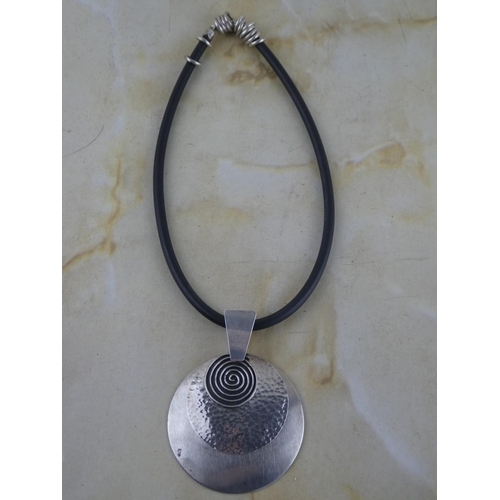 131 - A sterling silver necklace.