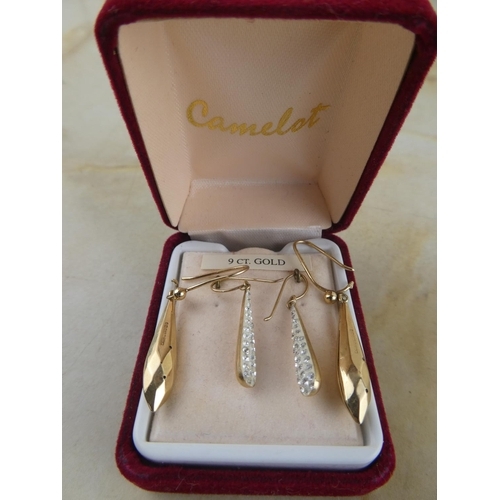 141 - Two pairs of 9ct gold droplet earrings.