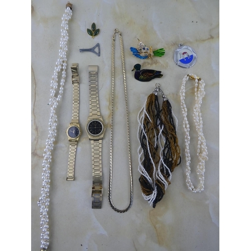 173 - An assorted lot of vintage jewellery to include ladies and gents Sunlord Quartz wrist watches.