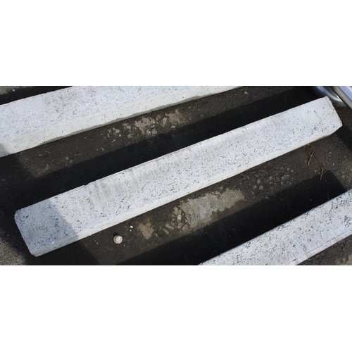 61 - A reinforced concrete lintel. (Measuring 120x13cm).