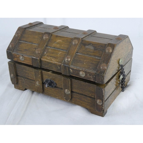 7 - An oak 'chest' jewellery box and contents.