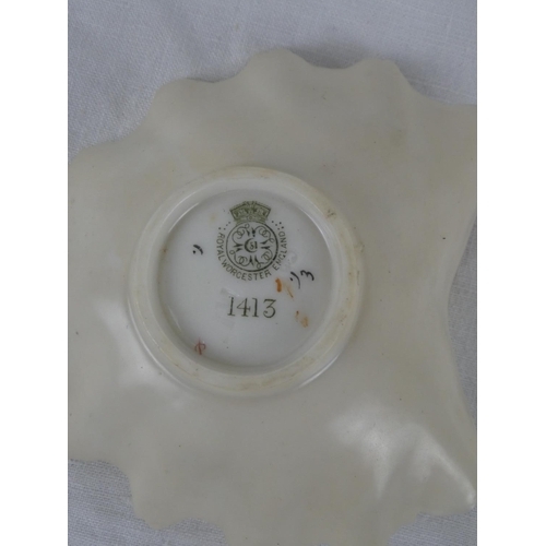 19 - A stunning Royal Worcester shell shaped bonbon dish measuring 11cm diameter.