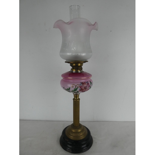 476 - A stunning antique oil lamp on decorative brass base, with hand painted font/ bowl & superb etched s... 