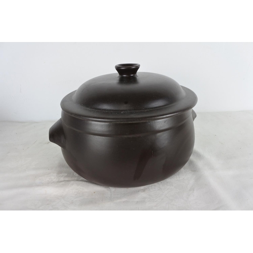 545 - A lidded pottery casserole cooking pot.