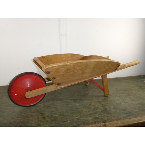 554 - A stunning vintage child's wheelbarrow.