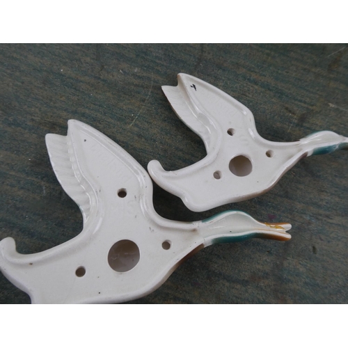 568 - A pair of ornamental flying birds (a/f).