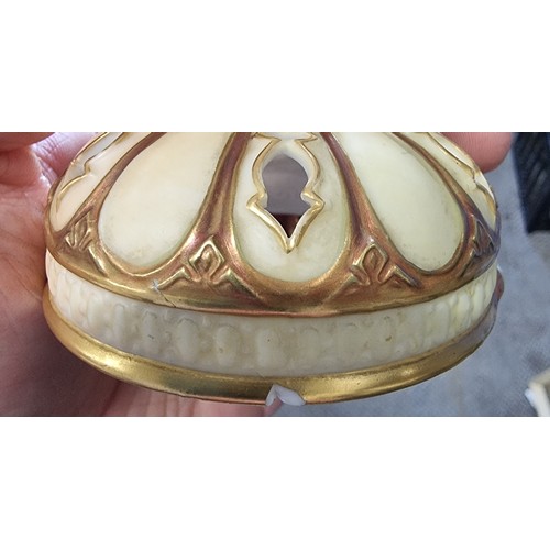27 - A stunning Royal Worcester lidded pourri jar, measuring 18cm tall. (damage to lid)