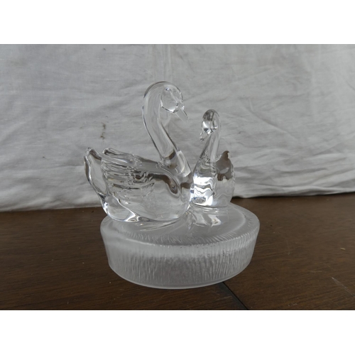 179 - A stunning Ornamental glass swan piece, in Lalique style.