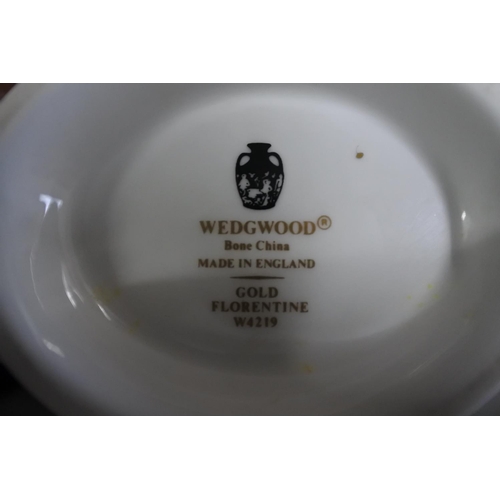 550 - A stunning Wedgwood 'Gold Florentine' dinner service, with 2 vegetable dishes & matching soup tureen... 