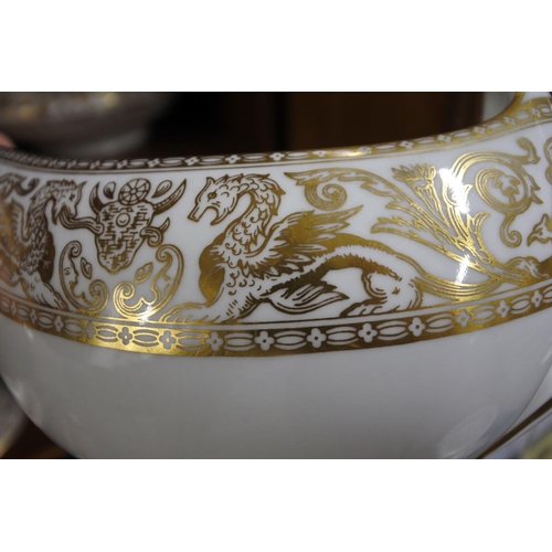 550 - A stunning Wedgwood 'Gold Florentine' dinner service, with 2 vegetable dishes & matching soup tureen... 