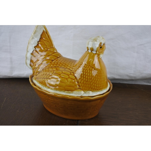 50 - A ceramic hen on nest (a/f).