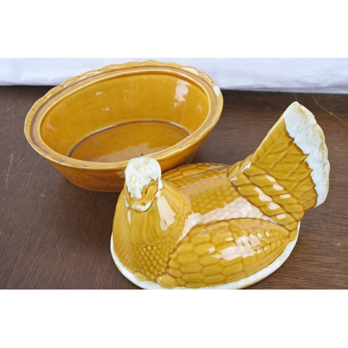 50 - A ceramic hen on nest (a/f).