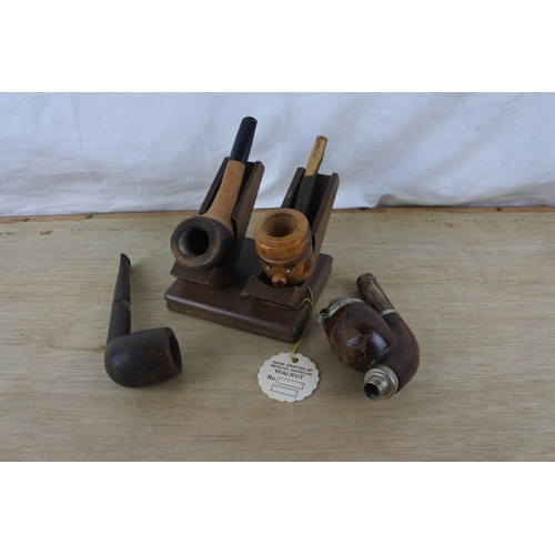 89 - A wooden pipe stand and a selection of pipes.