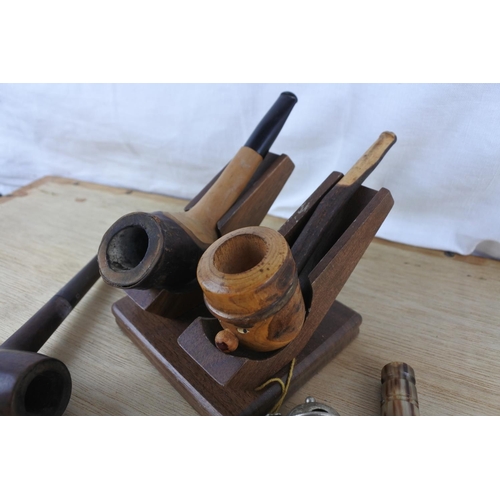 89 - A wooden pipe stand and a selection of pipes.