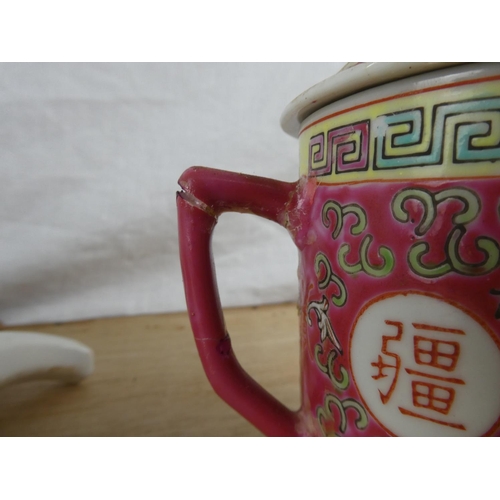 526 - A collection of 3 pieces of decorative Chinese ceramics, to include a teapot & 2 tankards.